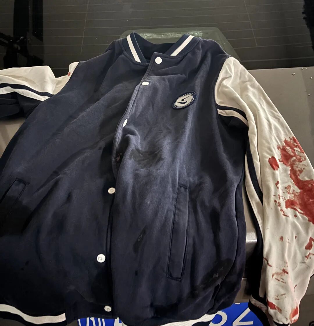女生上学路上扶起摔倒老人,脱校服帮其止血,结局太暖了…… 女生上学路上扶起摔倒老人,脱校服帮其止血,结局太暖了……