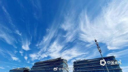 北京蓝天回归 云层飘逸如丝