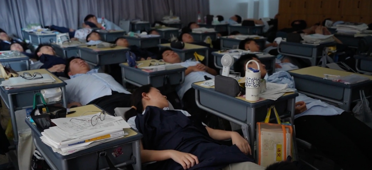 告别趴桌麻胳膊!江苏多地中小学实现教室 “躺睡自由” 告别趴桌麻胳膊!江苏多地中小学实现教室 “躺睡自由”