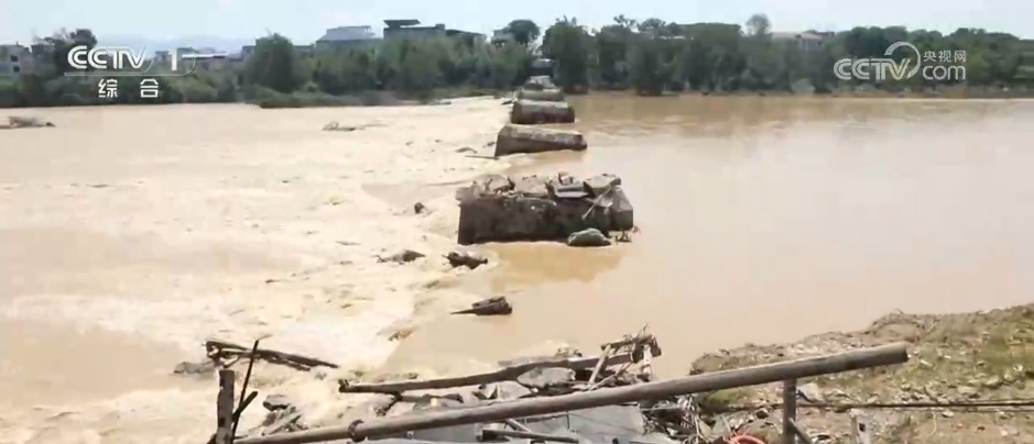强降雨引发江西遂川多地出现地质灾害 多支力量多路出击保通保畅保安全 强降雨引发江西遂川多地出现地质灾害 多支力量多路出击保通保畅保安全