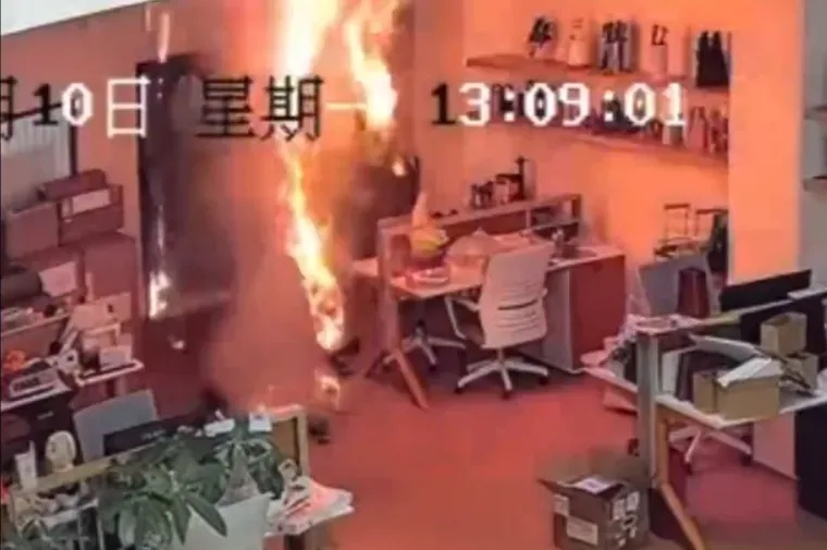午夜惊魂!熟睡中被呛醒,天花板竟在冒烟!这颗潜在的“定时炸弹”,可能你家也有 午夜惊魂!熟睡中被呛醒,天花板竟在冒烟!这颗潜在的“定时炸弹”,可能你家也有