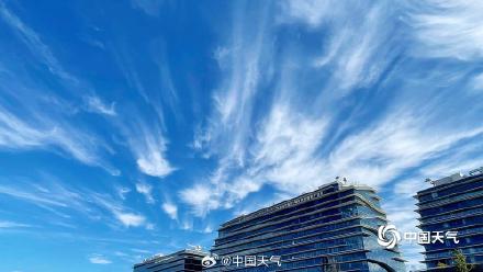 北京蓝天回归 云层飘逸如丝