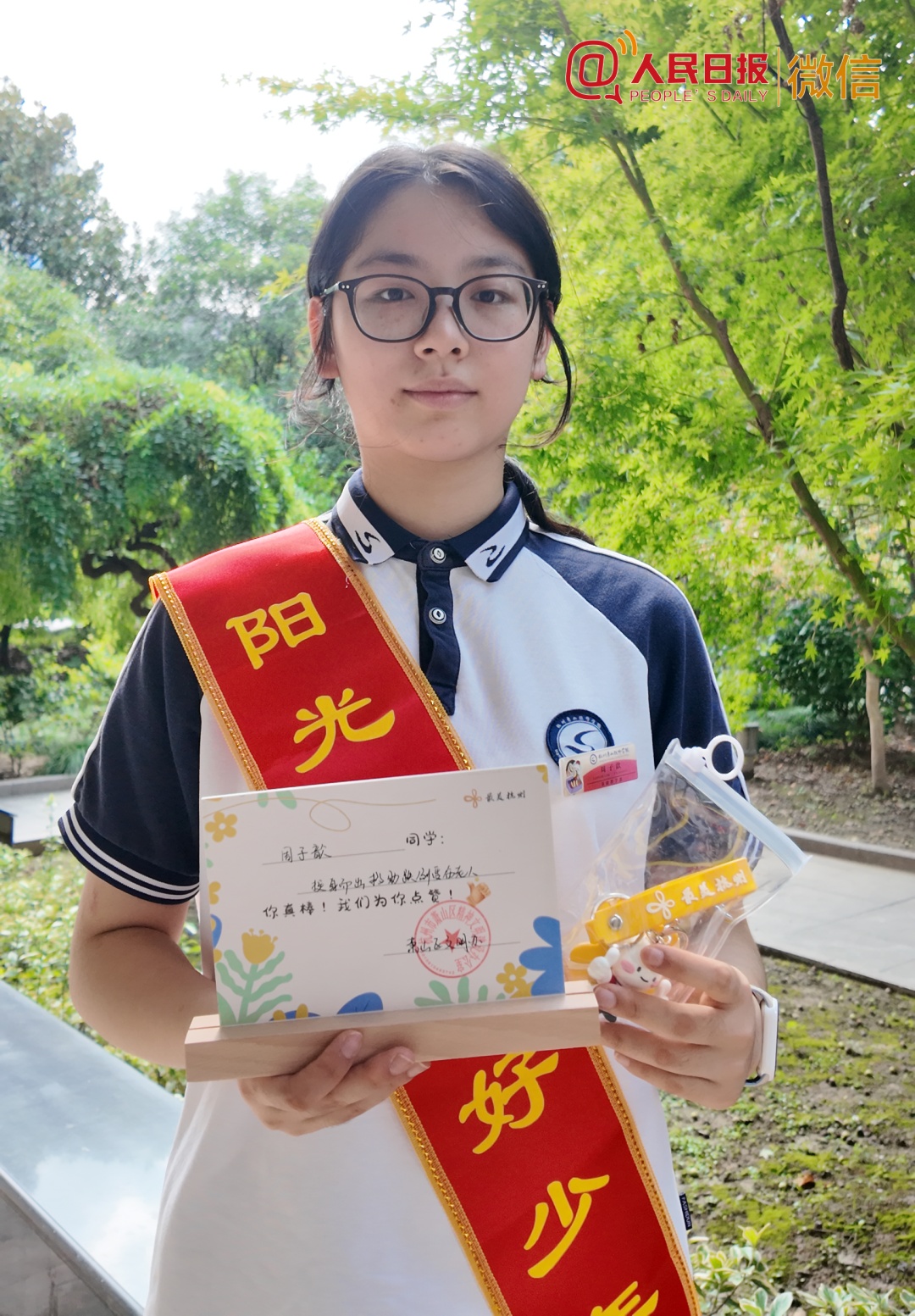女生上学路上扶起摔倒老人,脱校服帮其止血,结局太暖了…… 女生上学路上扶起摔倒老人,脱校服帮其止血,结局太暖了……