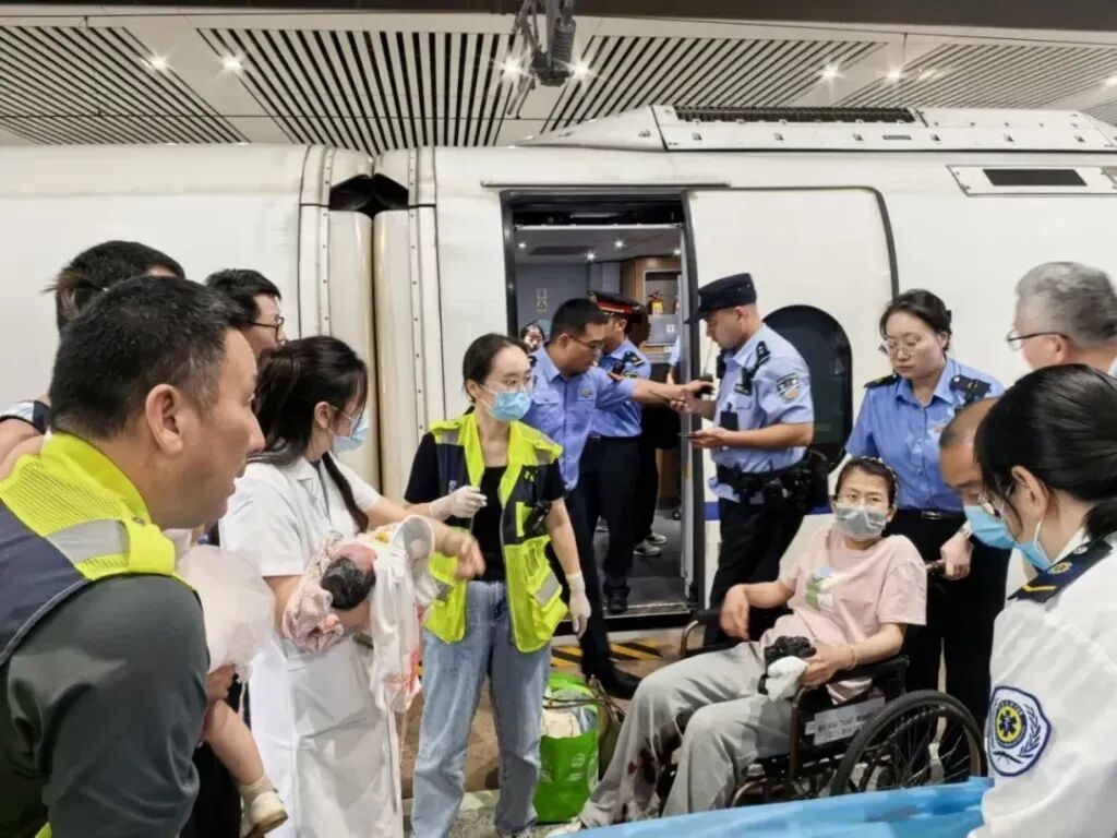 “我当时也很蒙”:泌尿科医生高铁遇产妇临产,连线妇产科专家成功接生 “我当时也很蒙”:泌尿科医生高铁遇产妇临产,连线妇产科专家成功接生