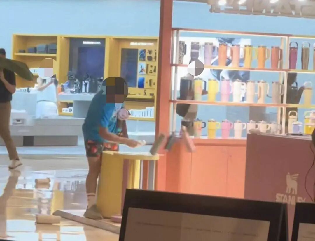 上海警方通报“男子商场打砸快闪店” 上海警方通报“男子商场打砸快闪店”