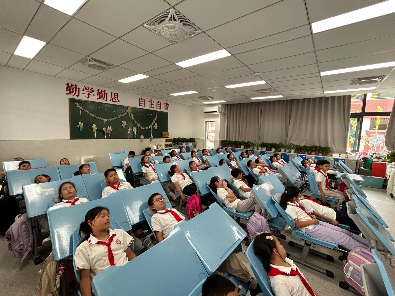 告别趴桌麻胳膊!江苏多地中小学实现教室 “躺睡自由” 告别趴桌麻胳膊!江苏多地中小学实现教室 “躺睡自由”