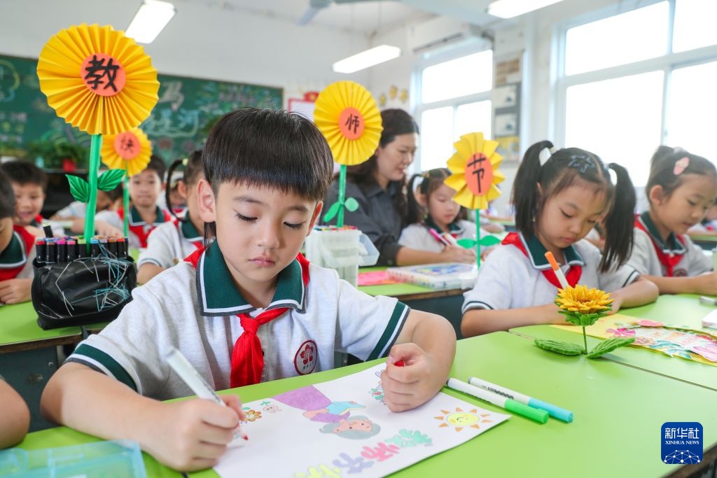 江苏泰州:童心绘师恩 花香满校园 江苏泰州:童心绘师恩 花香满校园