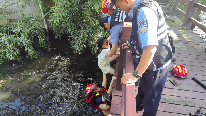 揪心!“我不小心掉河里了!”8岁女孩哭着用儿童智能手表报警,消防紧急出动 揪心!“我不小心掉河里了!”8岁女孩哭着用儿童智能手表报警,消防紧急出动