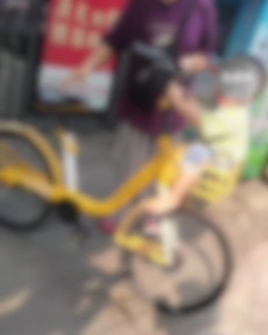 广州一老人把男童放进共享自行车车篓并多次拍头,警方:打人者系小孩奶奶,已批评教育 广州一老人把男童放进共享自行车车篓并多次拍头,警方:打人者系小孩奶奶,已批评教育