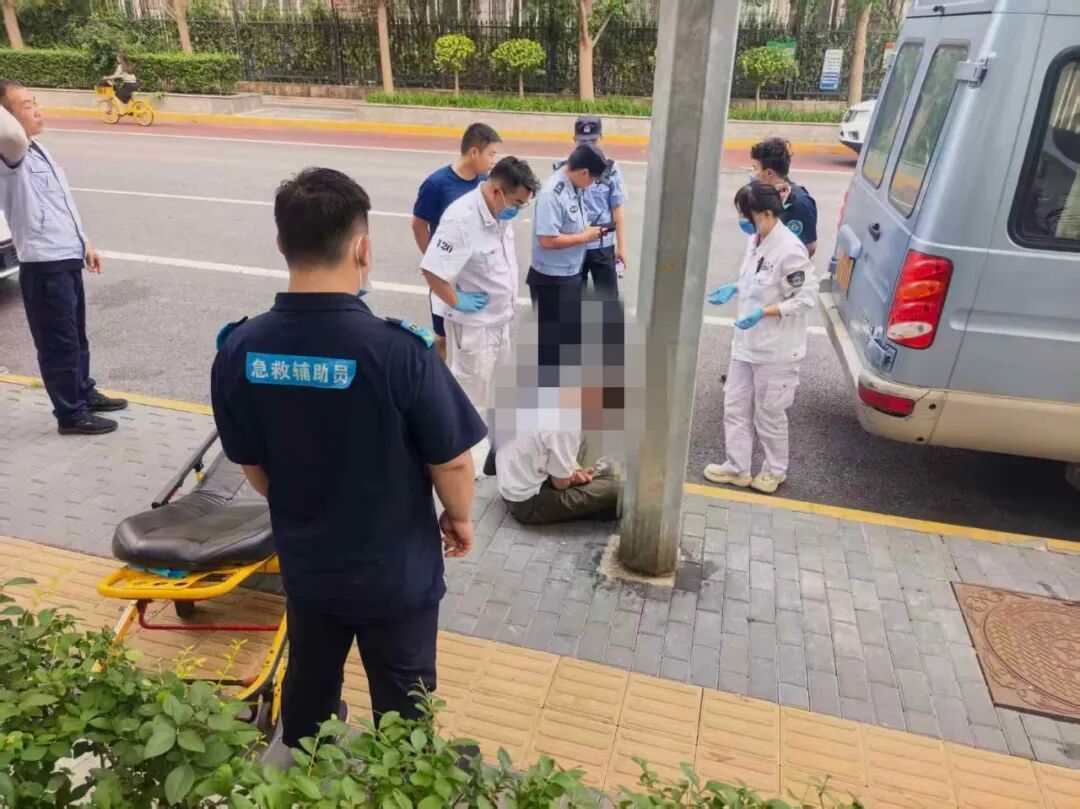 消防员早操途中遇醉酒男子倒地 呼叫急救并维持秩序 消防员早操途中遇醉酒男子倒地 呼叫急救并维持秩序