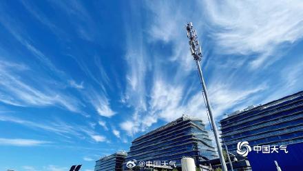 北京蓝天回归 云层飘逸如丝