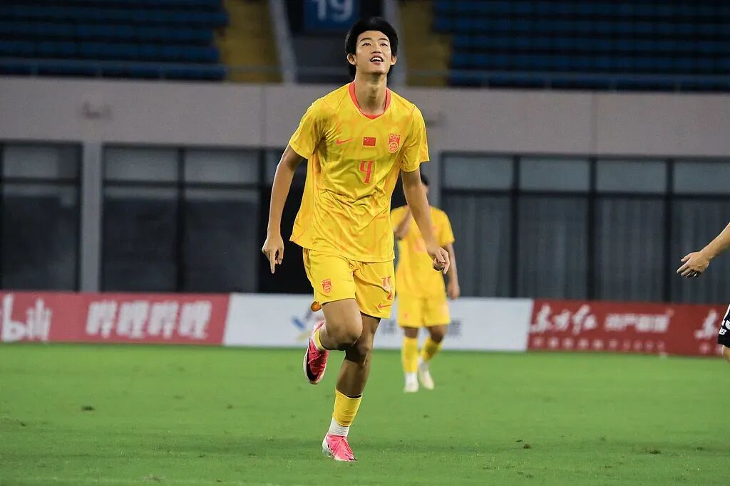 清华附中17岁在读高中生赵松源入选国足,曾创造U17国足队史单场个人进球纪录 清华附中17岁在读高中生赵松源入选国足,曾创造U17国足队史单场个人进球纪录