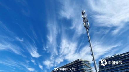北京蓝天回归 云层飘逸如丝