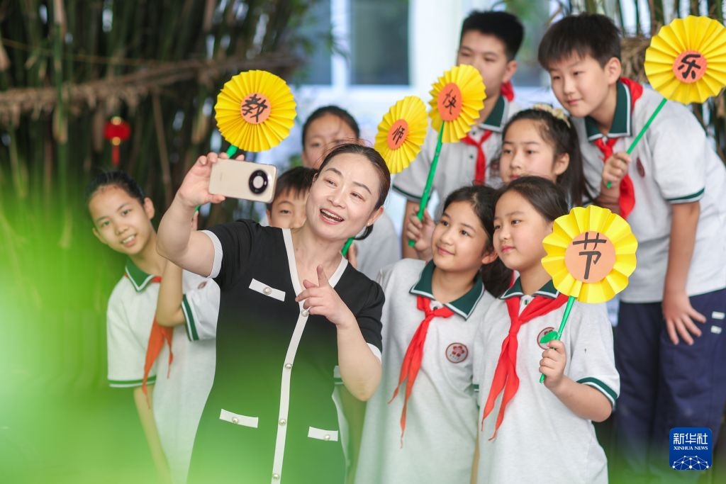 江苏泰州:童心绘师恩 花香满校园 江苏泰州:童心绘师恩 花香满校园