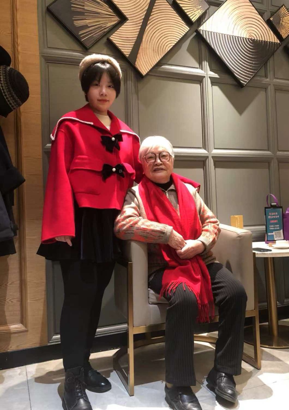 “奶奶,我考上了你的大学!” “奶奶,我考上了你的大学!”
