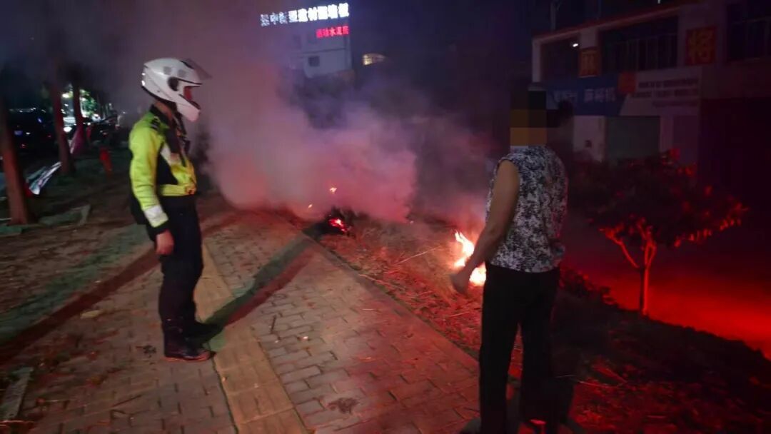 路遇火情,快警队员挺身而出 路遇火情,快警队员挺身而出