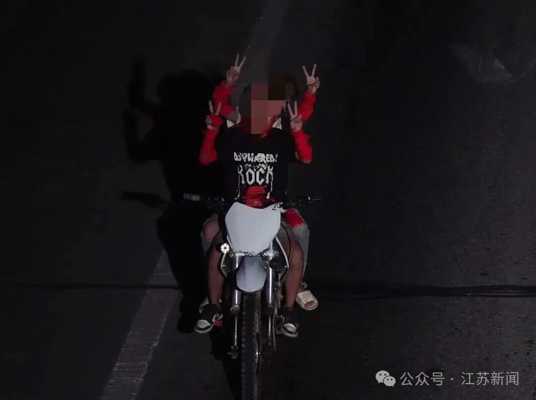 4人偷14部手机后对摄像头比“耶”挑衅!警方迅速安排后续:比“V”回敬 4人偷14部手机后对摄像头比“耶”挑衅!警方迅速安排后续:比“V”回敬