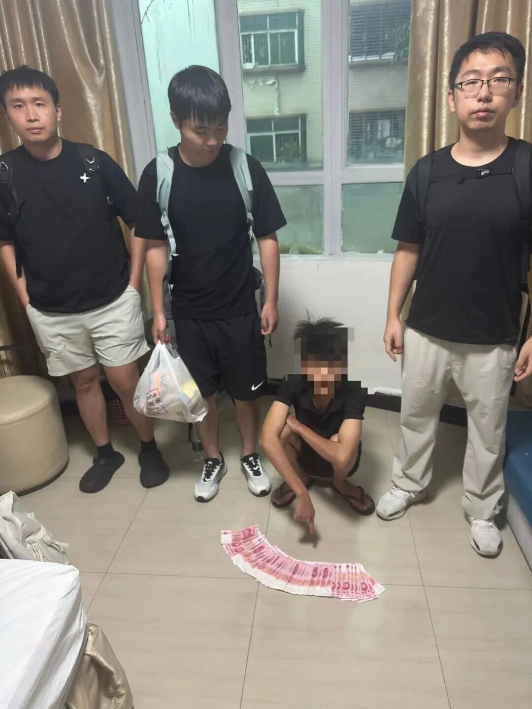 陌生账号凌晨潜入!短短10多分钟,30多位家长纷纷转账,警方紧急出动 陌生账号凌晨潜入!短短10多分钟,30多位家长纷纷转账,警方紧急出动