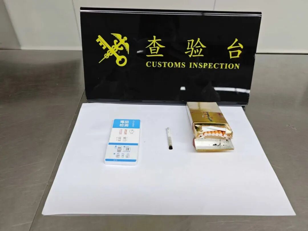 人慌的时候会假装看手机 人慌的时候会假装看手机