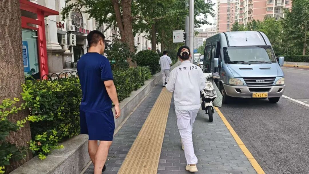 消防员早操途中遇醉酒男子倒地 呼叫急救并维持秩序 消防员早操途中遇醉酒男子倒地 呼叫急救并维持秩序