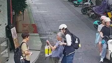 女生上学路上扶起摔倒老人,脱校服帮其止血,结局太暖了…… 女生上学路上扶起摔倒老人,脱校服帮其止血,结局太暖了……