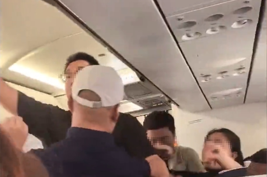 成都航空两旅客飞机上发生肢体冲突,目击者:因调座椅引发口角并动手 成都航空两旅客飞机上发生肢体冲突,目击者:因调座椅引发口角并动手