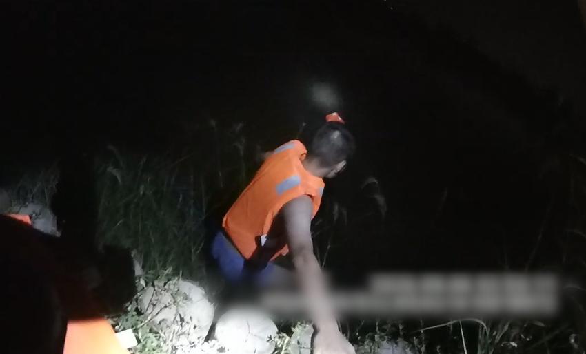 “我水性好,让我来!” “我水性好,让我来!”