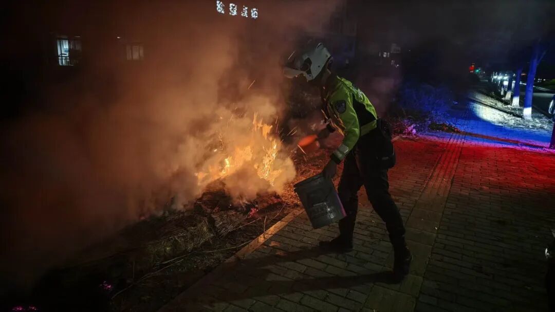 路遇火情,快警队员挺身而出 路遇火情,快警队员挺身而出