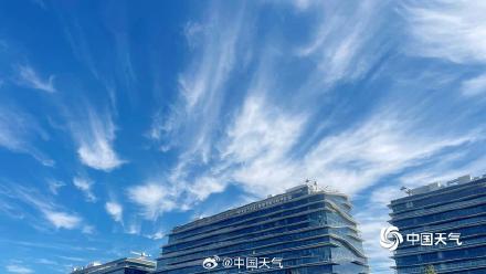 北京蓝天回归 云层飘逸如丝