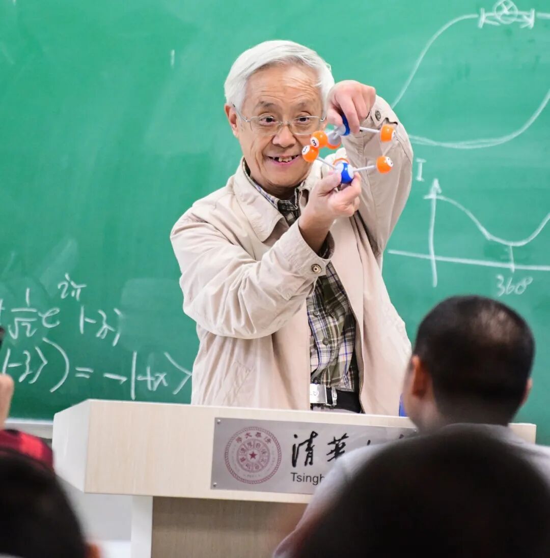 84岁教授，骑自行车上“早八”