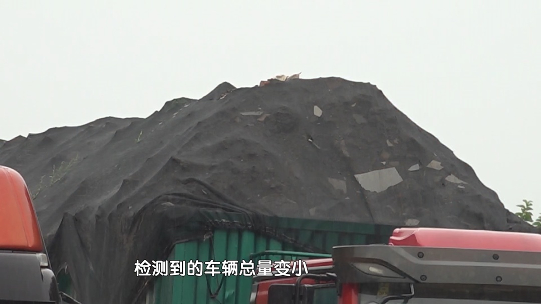 货车私装“飞机轮”闯卡 北京执法部门联合严打
