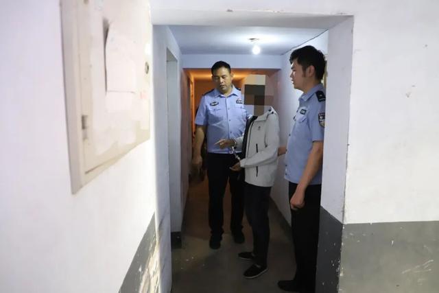 费县三男深夜踹门盗酒,出警途中被民警当场抓获 费县三男深夜踹门盗酒,出警途中被民警当场抓获