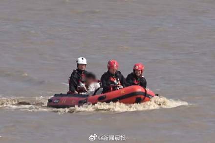 4名勘测员被困长江口 消防紧急救援 4名勘测员被困长江口 消防紧急救援