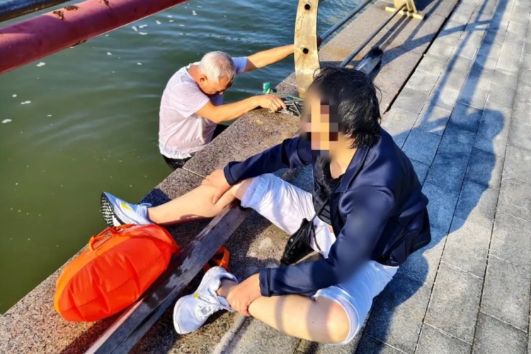 青岛海边惊险一幕！女子意外坠海呛水下沉，危急时刻，六旬老人纵身入海破浪施救