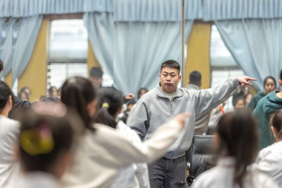 教师节当天，他获评全国"最美教师"！用镜头让这群孩子被看见