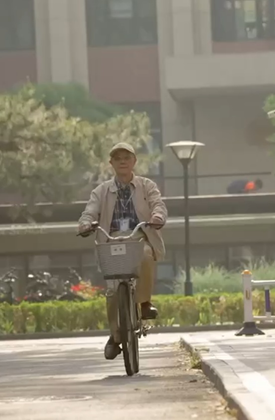 84岁教授，骑自行车上“早八”