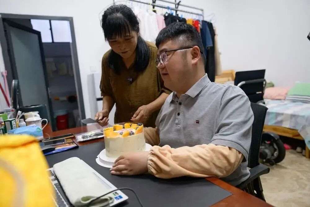 被罕见病“锁住”的高校教师:24年来,“妈妈是我的手和脚” 被罕见病“锁住”的高校教师:24年来,“妈妈是我的手和脚”