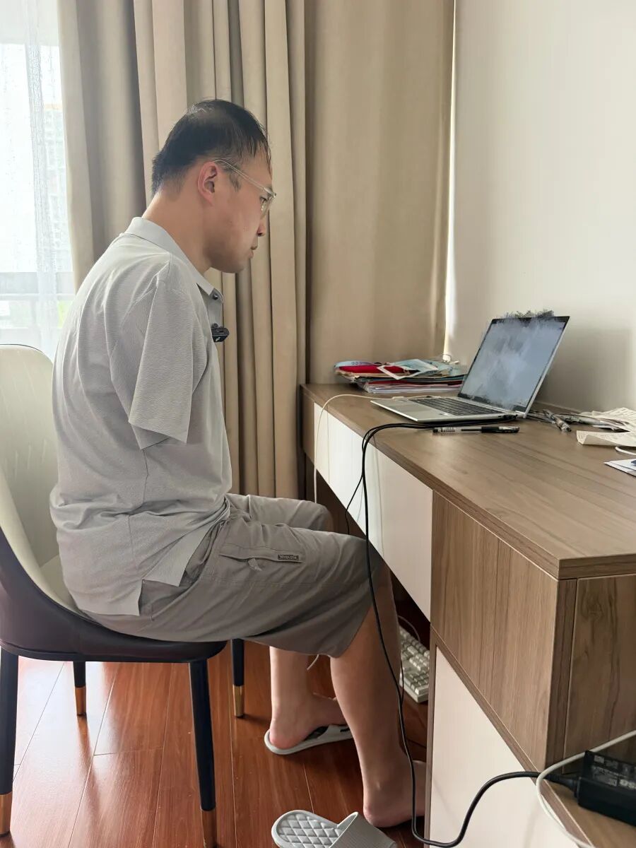 9岁男孩因意外截肢失去双臂,用嘴咬笔改写命运,33年后逆袭成为大学教授博导 9岁男孩因意外截肢失去双臂,用嘴咬笔改写命运,33年后逆袭成为大学教授博导