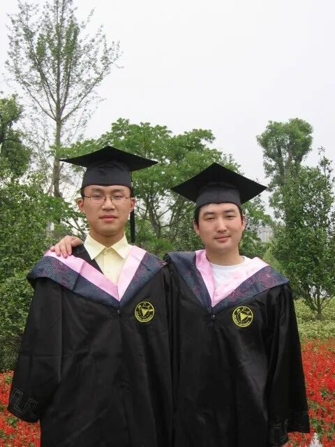 9岁男孩因意外截肢失去双臂,用嘴咬笔改写命运,33年后逆袭成为大学教授博导 9岁男孩因意外截肢失去双臂,用嘴咬笔改写命运,33年后逆袭成为大学教授博导