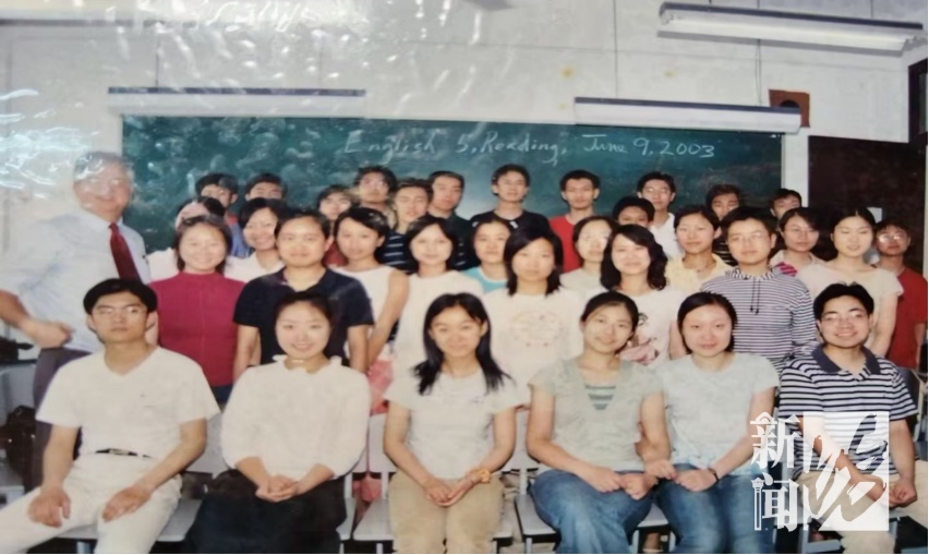上海一女子苦寻华师大男教师!毕业20年忘不了!寻人帖“炸”出百名校友 上海一女子苦寻华师大男教师!毕业20年忘不了!寻人帖“炸”出百名校友