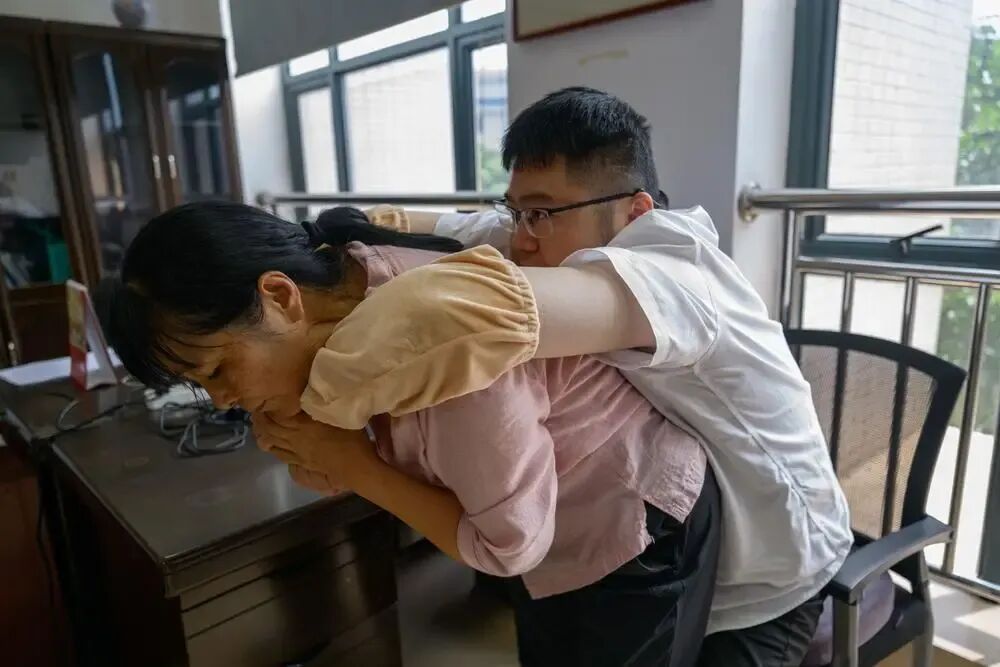 被罕见病“锁住”的高校教师:24年来,“妈妈是我的手和脚” 被罕见病“锁住”的高校教师:24年来,“妈妈是我的手和脚”