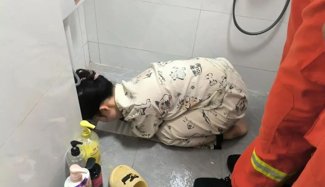 尴尬!他们为什么都在厕所内保持同一姿势? 尴尬!他们为什么都在厕所内保持同一姿势?