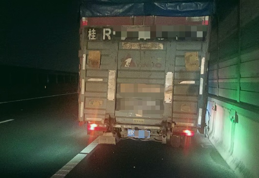 高速上撞了货车又撞小车！因这一细节要负全责→
