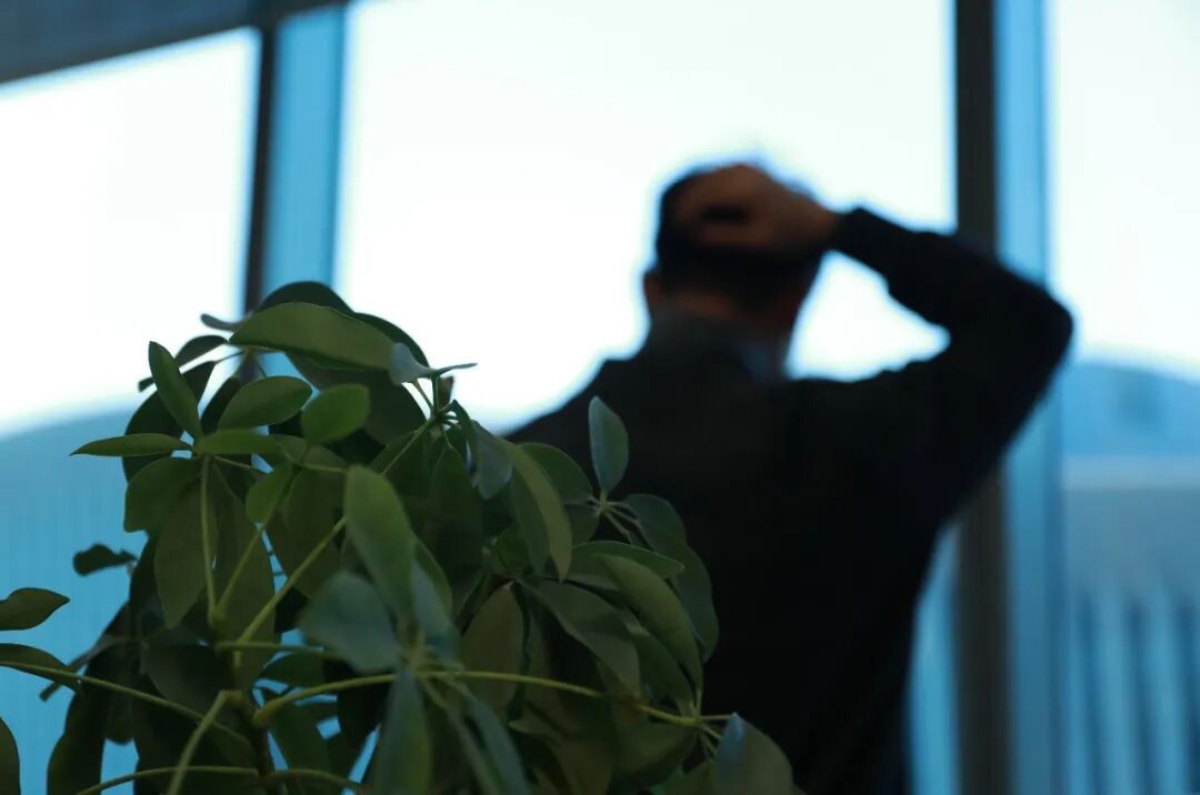 睡了8小时还是累？研究：长期这样睡觉的人，未来患痴呆风险或更高