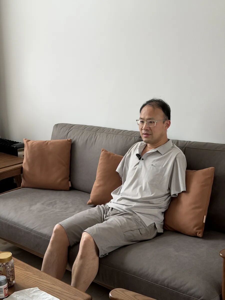 9岁男孩因意外截肢失去双臂,用嘴咬笔改写命运,33年后逆袭成为大学教授博导 9岁男孩因意外截肢失去双臂,用嘴咬笔改写命运,33年后逆袭成为大学教授博导
