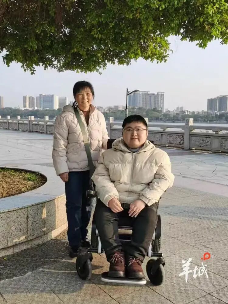 被罕见病“锁住”的高校教师:24年来,“妈妈是我的手和脚” 被罕见病“锁住”的高校教师:24年来,“妈妈是我的手和脚”