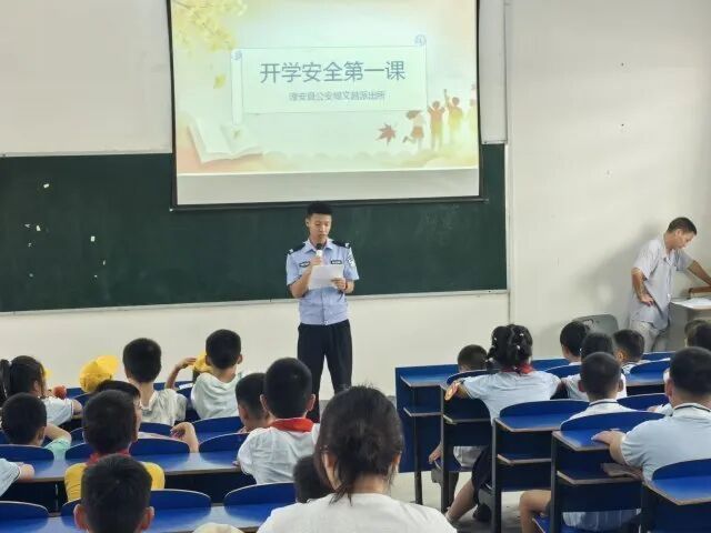 从警不到一个月,杭州两个“00后”小伙出警时突遇老人腿部受伤喷血,两人原地展开救助 从警不到一个月,杭州两个“00后”小伙出警时突遇老人腿部受伤喷血,两人原地展开救助