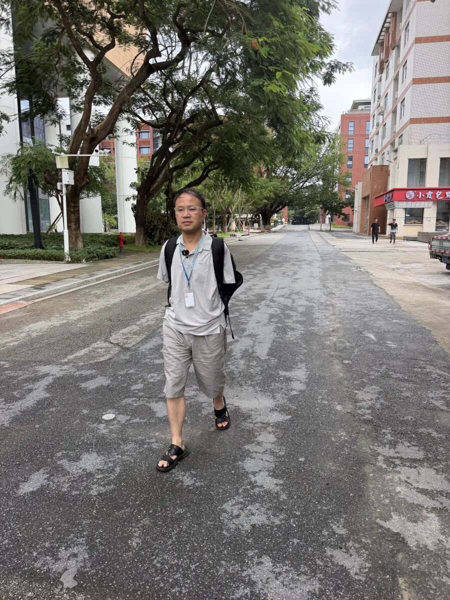 9岁男孩因意外截肢失去双臂,用嘴咬笔改写命运,33年后逆袭成为大学教授博导 9岁男孩因意外截肢失去双臂,用嘴咬笔改写命运,33年后逆袭成为大学教授博导