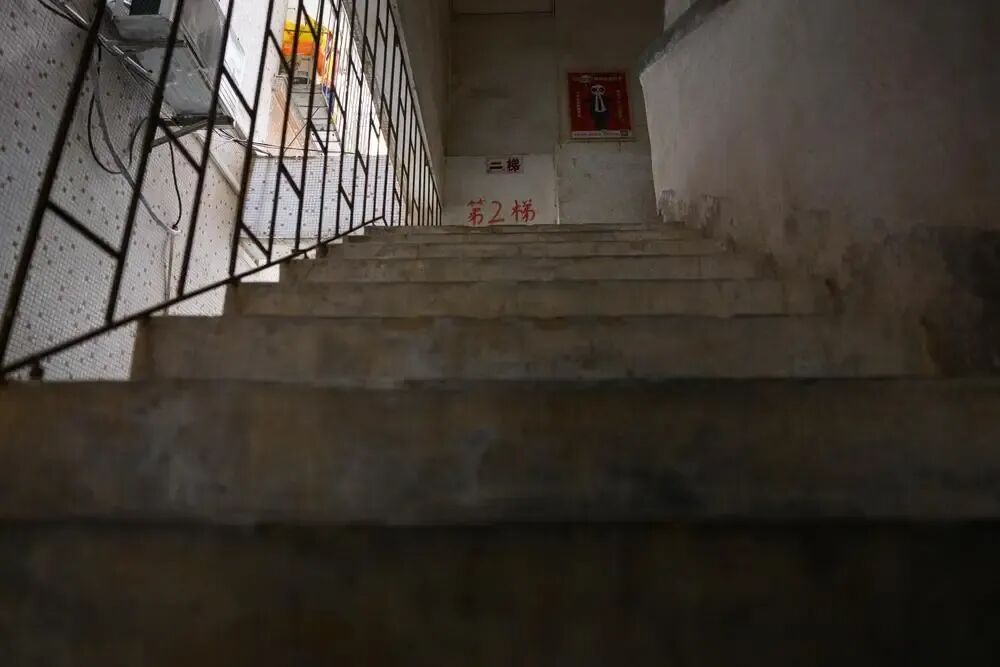 被罕见病“锁住”的高校教师:24年来,“妈妈是我的手和脚” 被罕见病“锁住”的高校教师:24年来,“妈妈是我的手和脚”