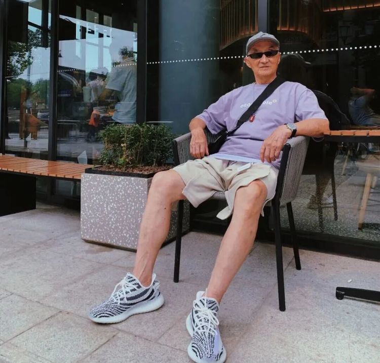 百万穿搭博主“最潮爷爷”在睡梦中去世,曾火爆全网,无数网友被治愈:不被年龄限制! 百万穿搭博主“最潮爷爷”在睡梦中去世,曾火爆全网,无数网友被治愈:不被年龄限制!